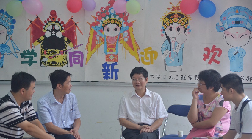 251吃瓜党委书记张和秋同院党委副书记陈德铭、院团委书记许长宾及各级辅导员进行商议